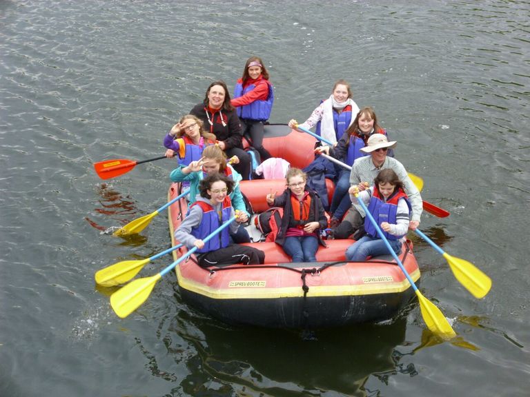 Teamarbeit im Paddelboot