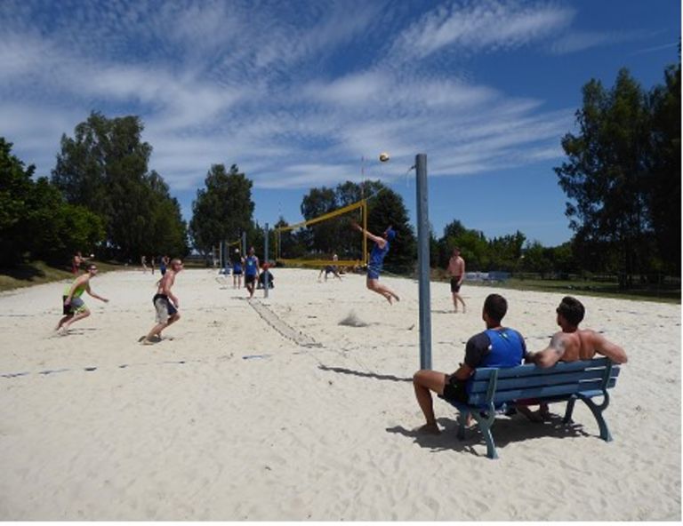 2. Beachturnier: Auch die Damen baggern im Sand